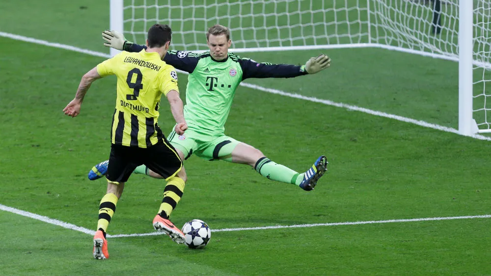 Neuer bloqueia arremate de Lewandowski (AP Photo/Alastair Grant)
