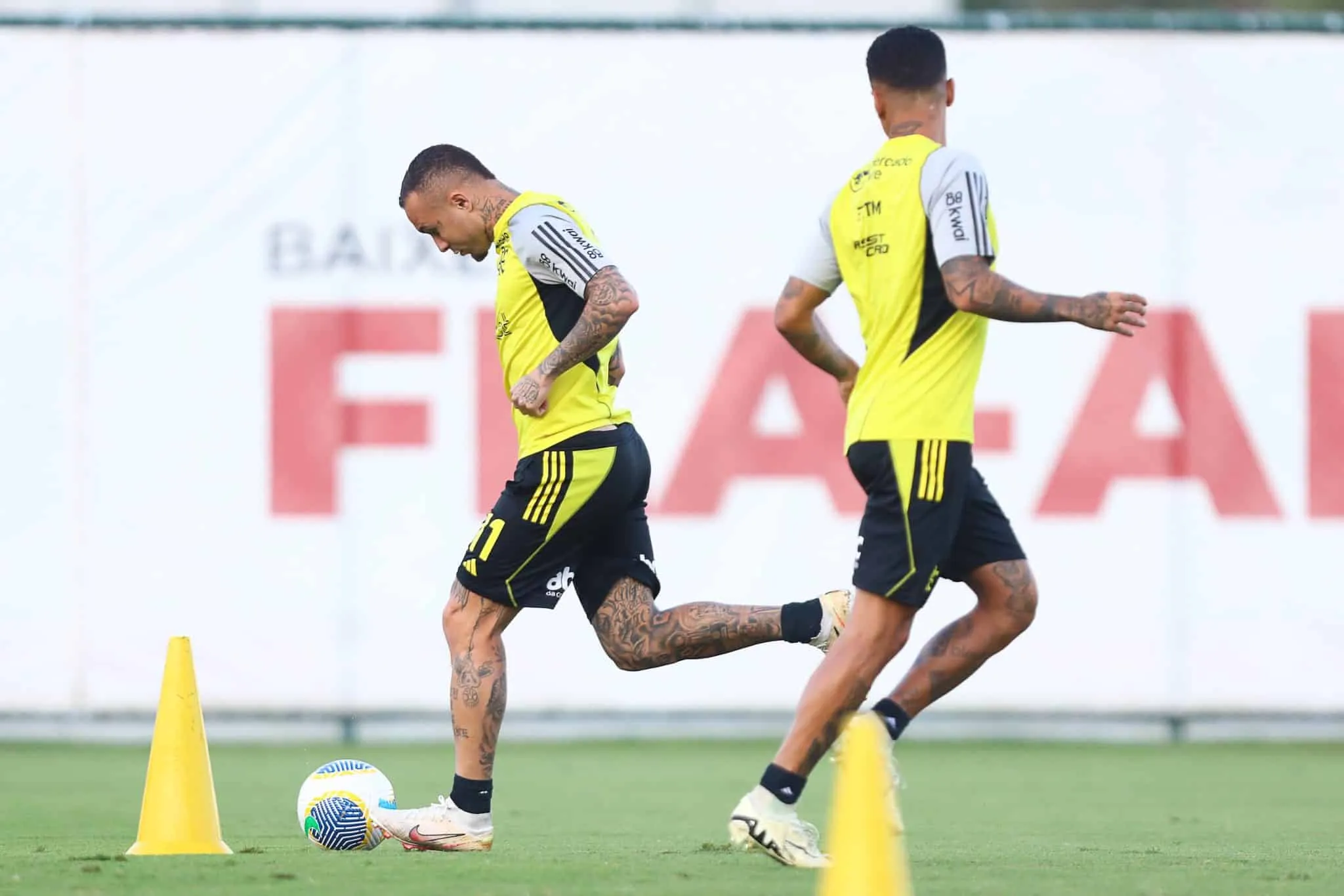 Tite recebe sinal verde e conta com refor&ccedil;os importantes em Flamengo x Bahia