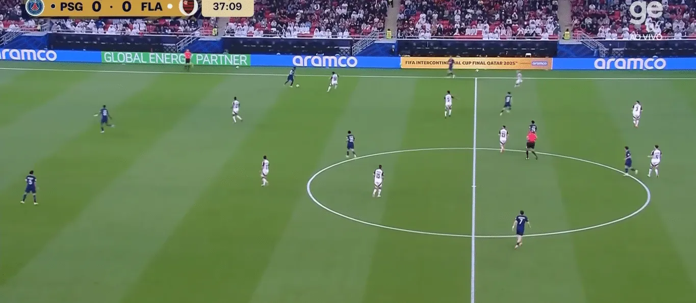O in&iacute;cio da jogada do gol do PSG tem Fabi&aacute;n Ru&iacute;z de "ponta" e Vitinha surpresa no ataque