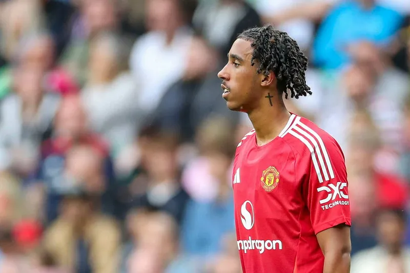O Manchester United aceitou pagar 62 milh&otilde;es de euros no zagueiro franc&ecirc;s Leny Yoro, de 18 anos