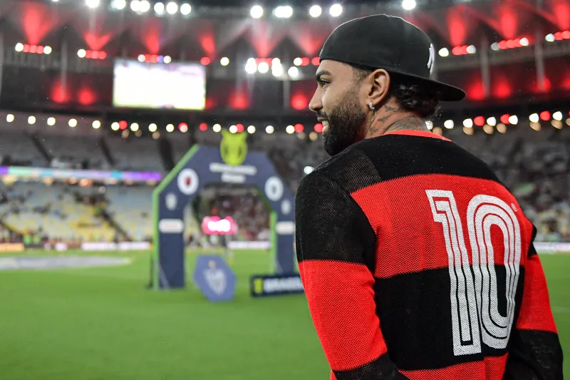 Da beira do campo, Gabigol acompanha aquecimento dos companheiros de Flamengo