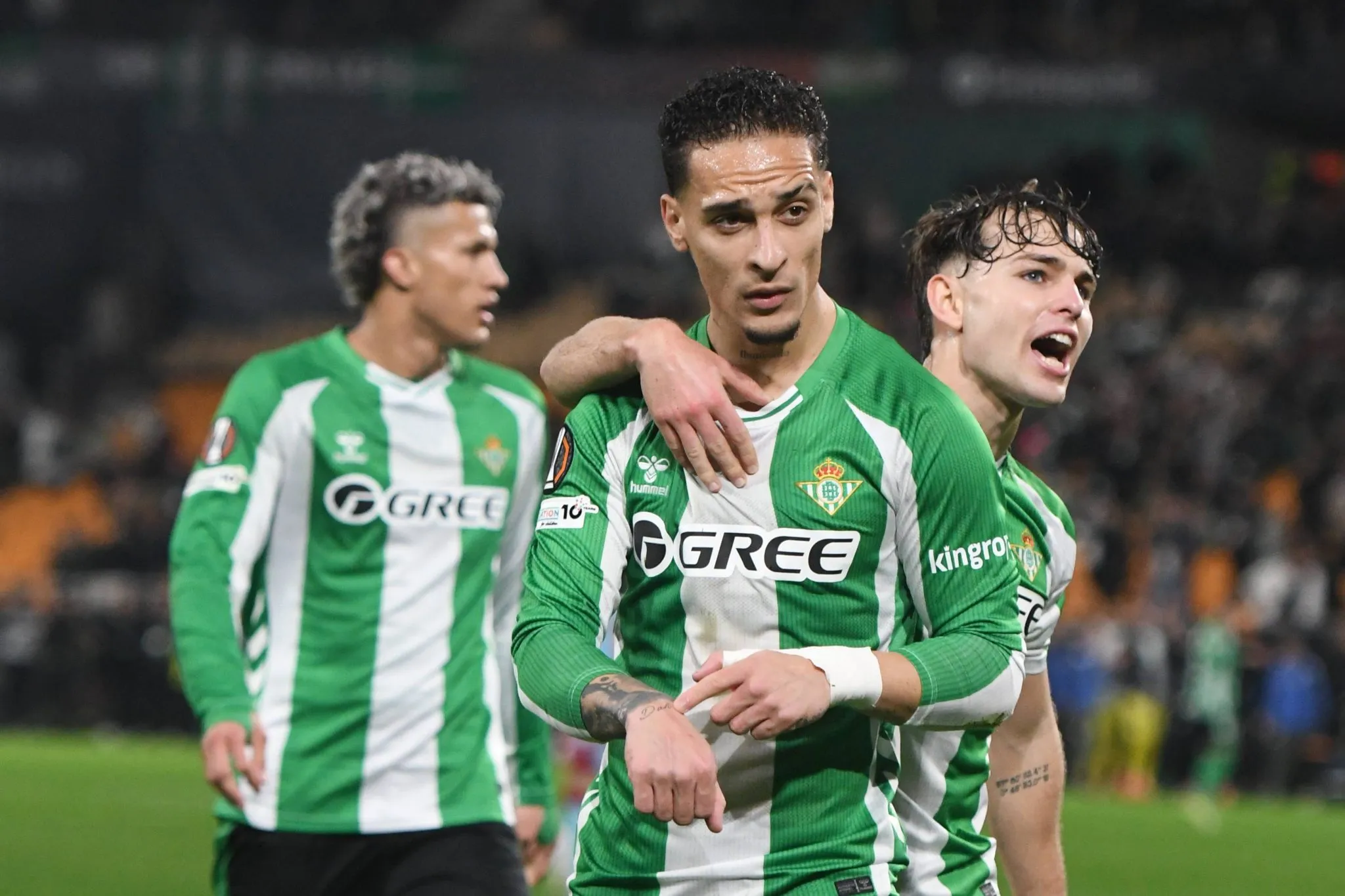 Antony no sacrif&iacute;cio e mister Liga Europa mant&eacute;m estigma: Brasileiros brilham de olho na Sele&ccedil;&atilde;o