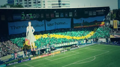 Torcida do Timbers faz mosaico do M&aacute;gico de Oz, mas time perde do maior rival