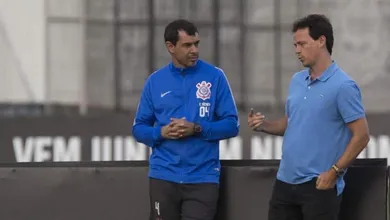 Corinthians sonda treinadores, mas indefini&ccedil;&atilde;o mant&eacute;m Ant&oacute;nio Oliveira mesmo a contragosto
