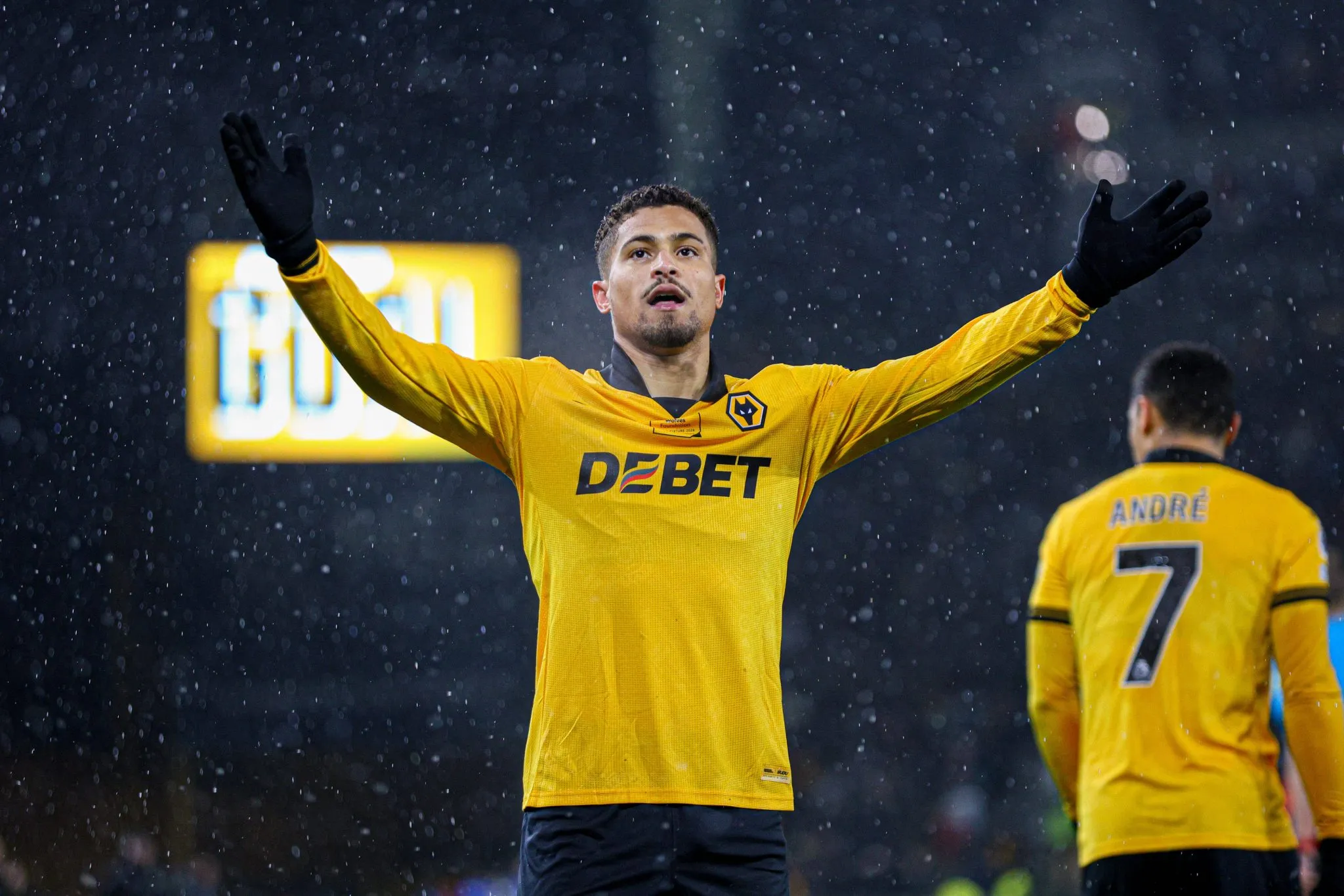 Jo&atilde;o Gomes comemora gol do Wolves