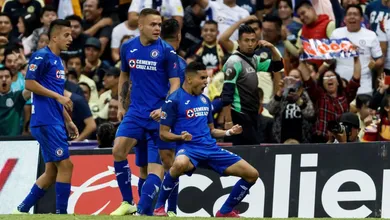 De virada e com um gol estonteante, pela primeira vez o Cruz Azul enfiou cinco gols no cl&aacute;ssico contra o Am&eacute;rica