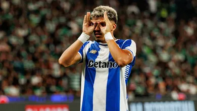 &lsquo;Protagonista&rsquo; e &lsquo;craque&rsquo;: Joia ex-S&atilde;o Paulo decide cl&aacute;ssico com gol &eacute;pico em Portugal