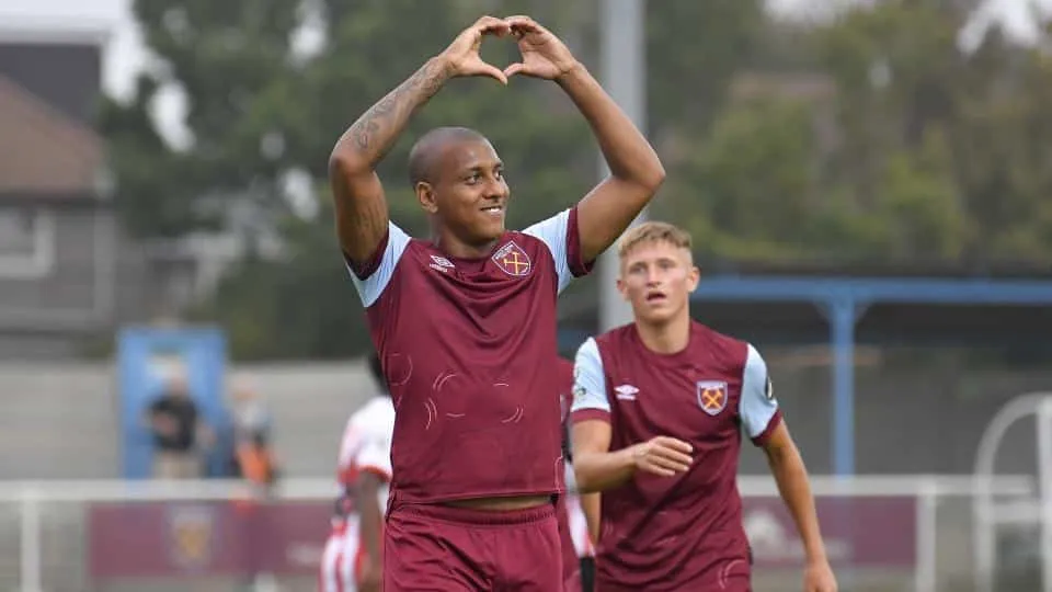 Luiz&atilde;o n&atilde;o teve espa&ccedil;o na equipe principal do West Ham e visa retorno ao Brasil (Foto: Divukga&ccedil;&atilde;o/West Ham)