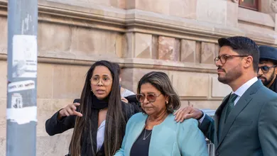 M&atilde;e de Daniel Alves fala ap&oacute;s primeiro dia de julgamento do filho