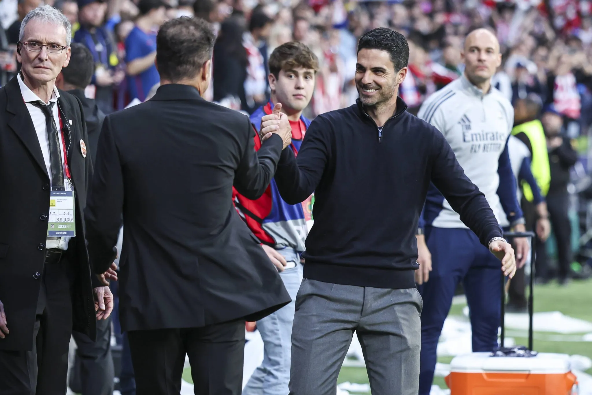 Arteta e Diego Simeone se cumprimentam no Metropolitano