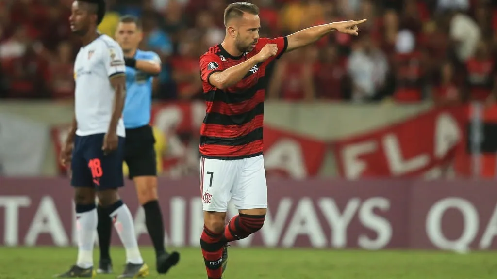 Flamengo demorou para matar o jogo, mas n&atilde;o suou muito para despachar a LDU
