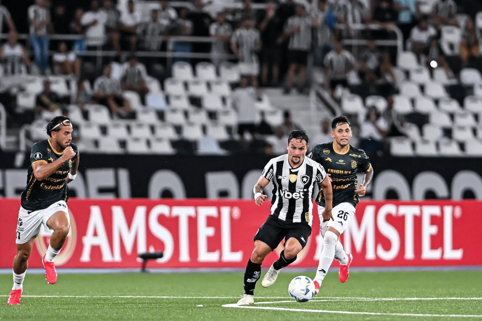 Artur atua pelo Botafogo em jogo da Libertadores