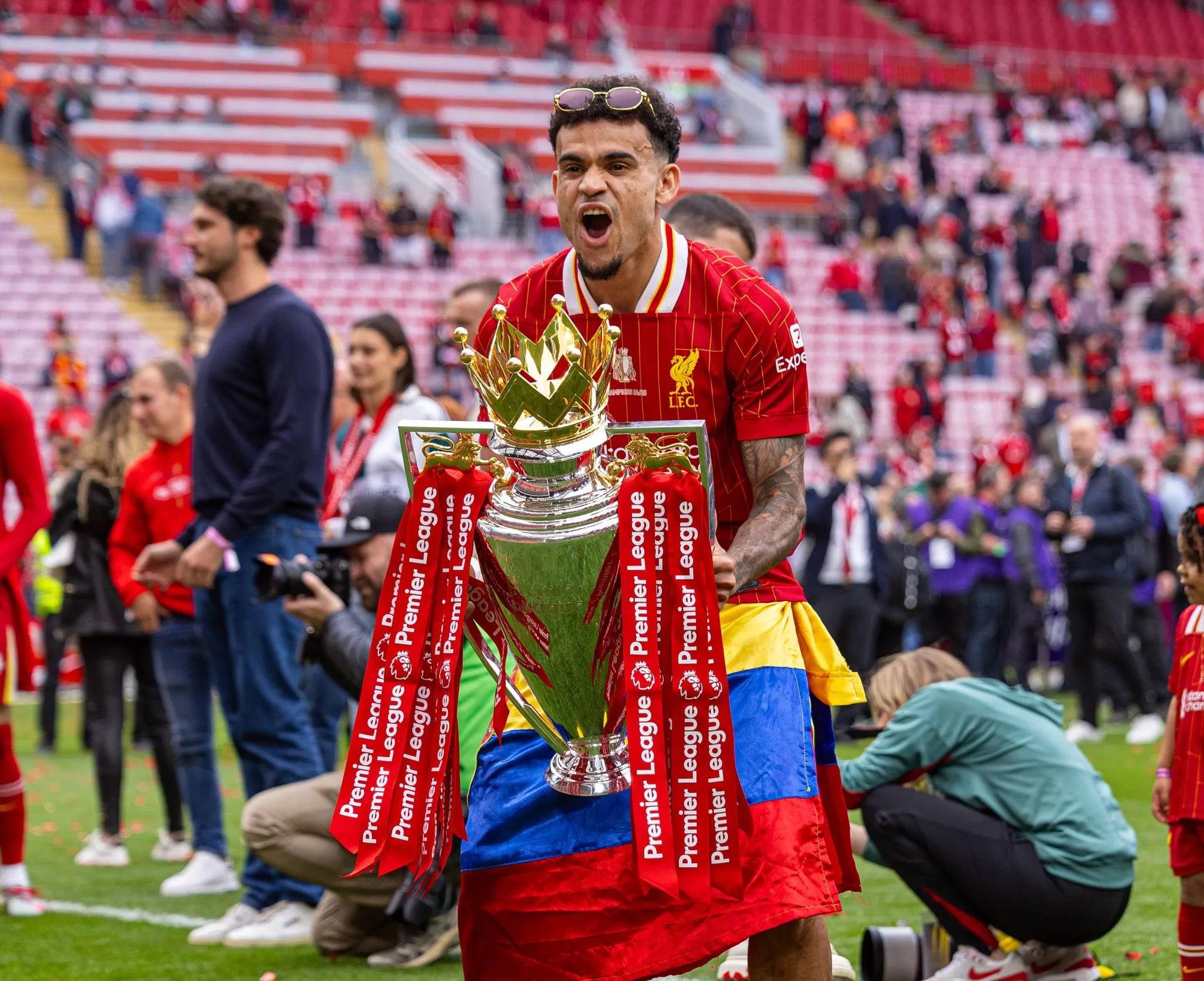 Luis D&iacute;az com o trof&eacute;u da Premier League pelo Liverpool (Foto: 
IMAGO / Propaganda Photo)