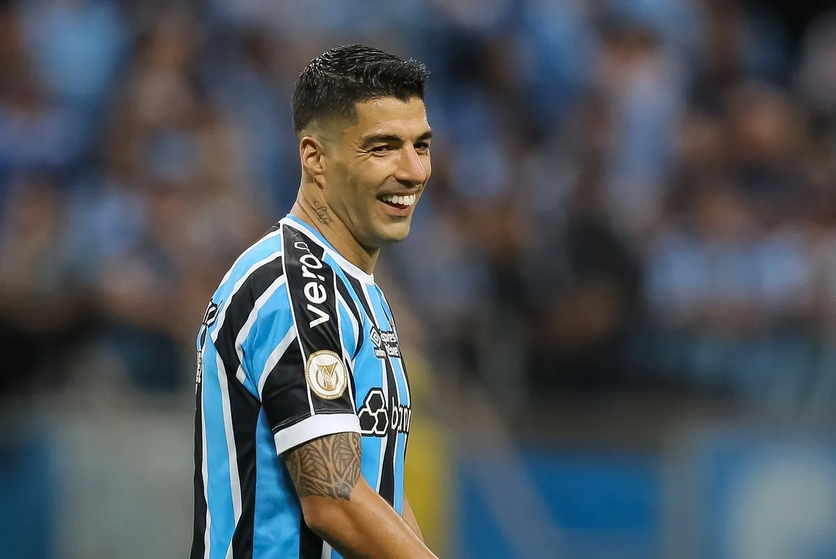 Su&aacute;rez amea&ccedil;a desistir de viagem &agrave; Espanha para fazer tratamento no Gr&ecirc;mio