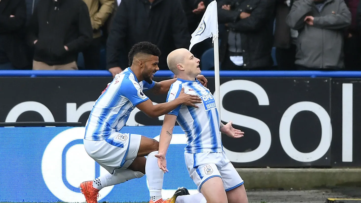 Garotinho encontra &pound; 5 em est&aacute;dio e entrega para o her&oacute;i da vit&oacute;ria do Huddersfield