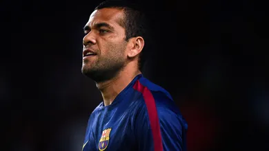 Dani Alves critica gest&atilde;o do Bar&ccedil;a: &ldquo;Tenta ser um time comercial em vez de um time com personalidade&rdquo;