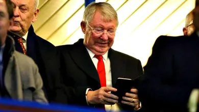 Solskjaer abre as portas para Ferguson falar com o time antes do cl&aacute;ssico com o Liverpool