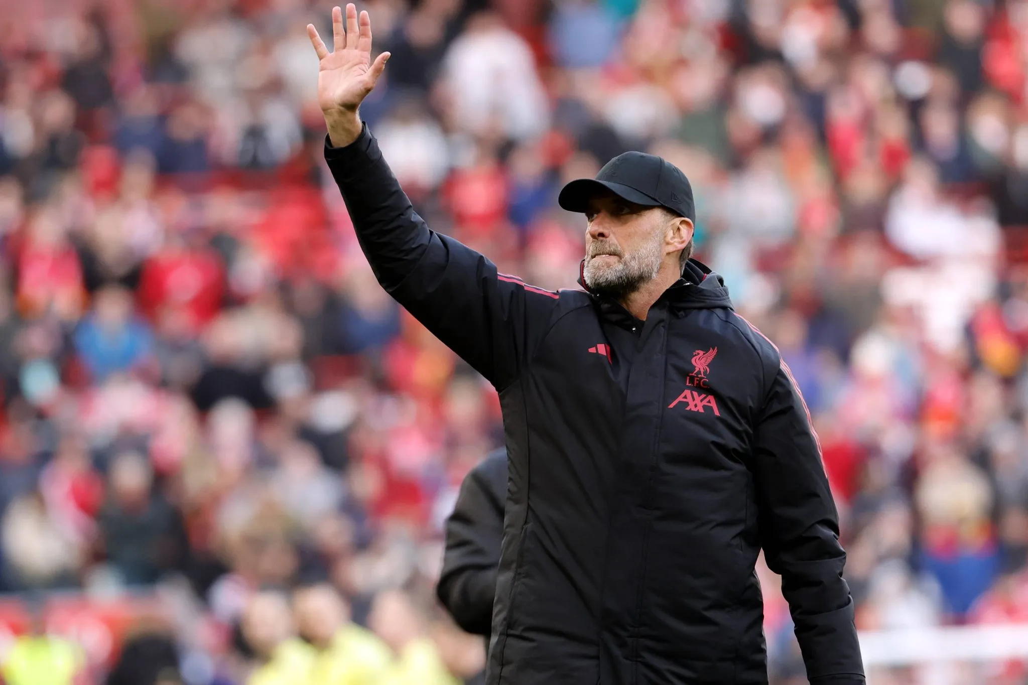 Klopp acena para torcedores do Liverpool 