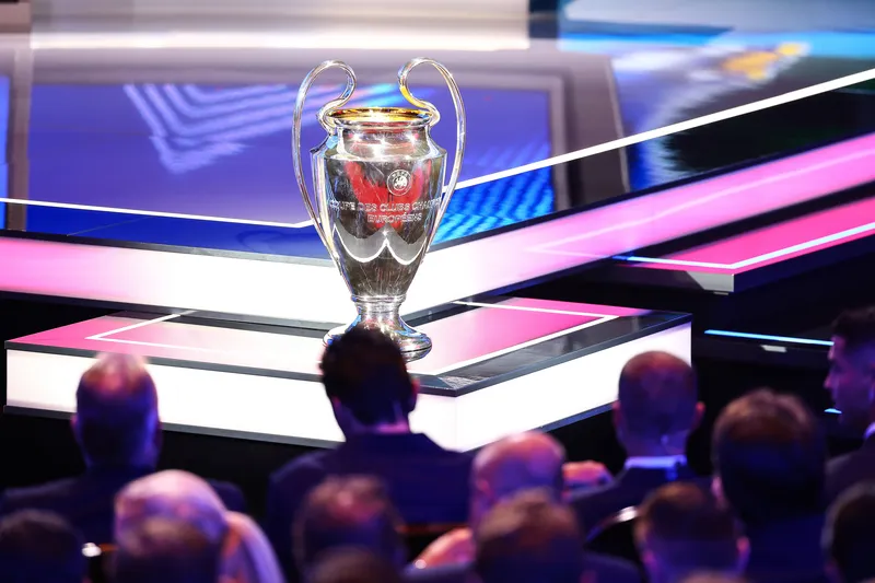 Trof&eacute;u da Champions League exposta no sorteio