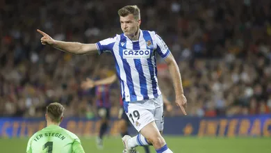 Na noite em que o Bar&ccedil;a recebeu o trof&eacute;u, a Real Sociedad carimbou a faixa com um triunfo excepcional