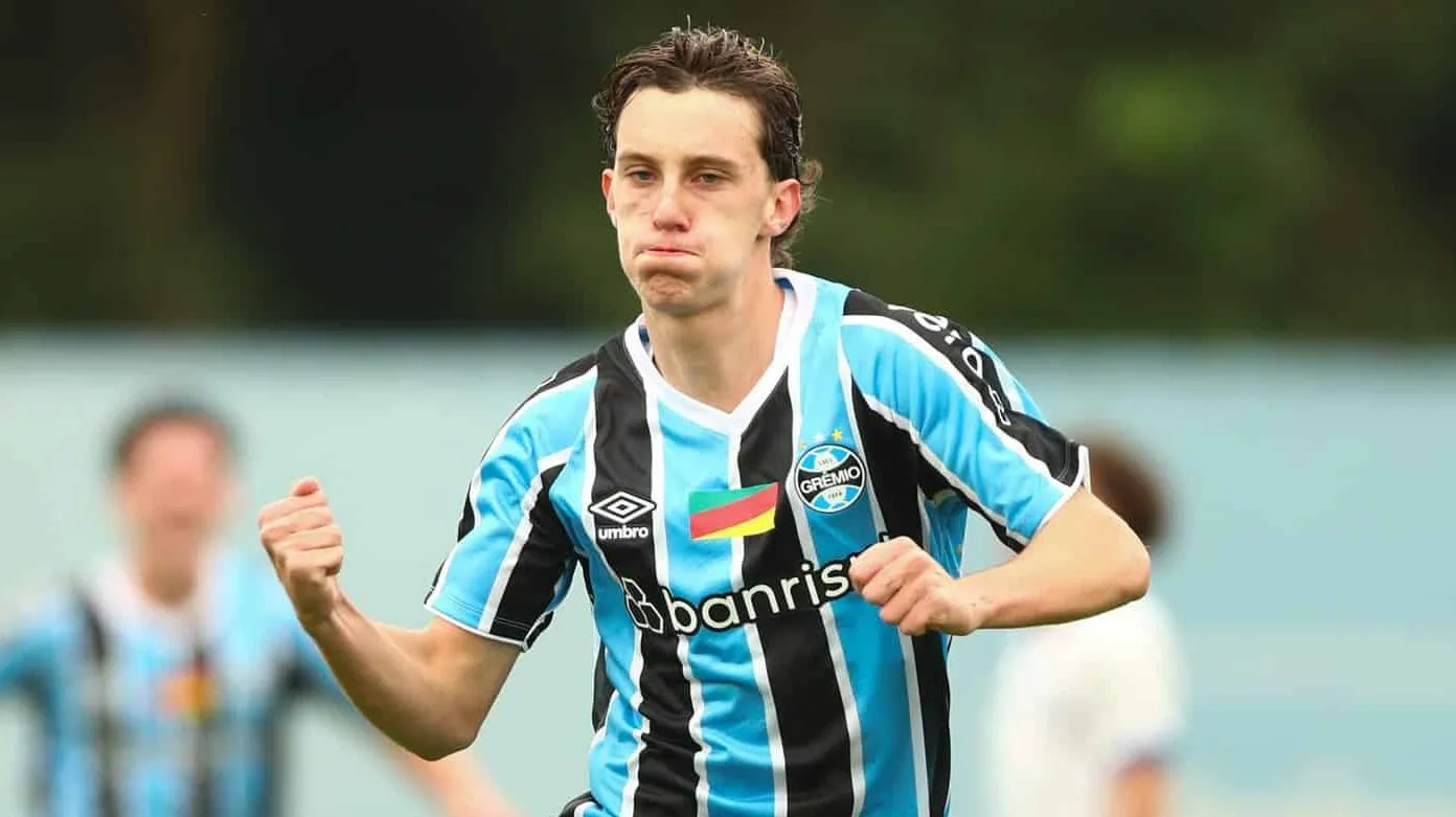 Novo Geromel? Conhe&ccedil;a o zagueiro do Gr&ecirc;mio que impressiona pela semelhan&ccedil;a com o &iacute;dolo