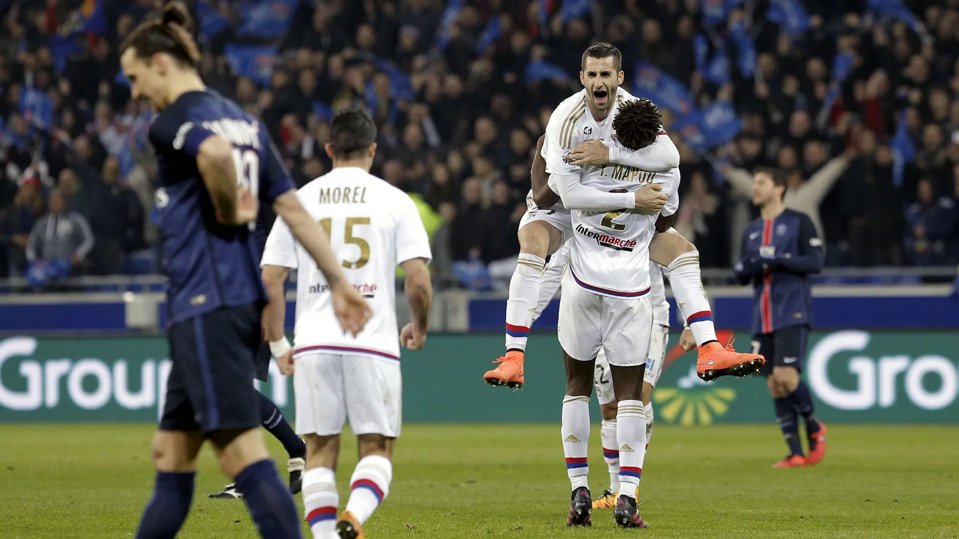 Lyon acabou com os 36 jogos de invencibilidade do PSG com direito a gola&ccedil;o