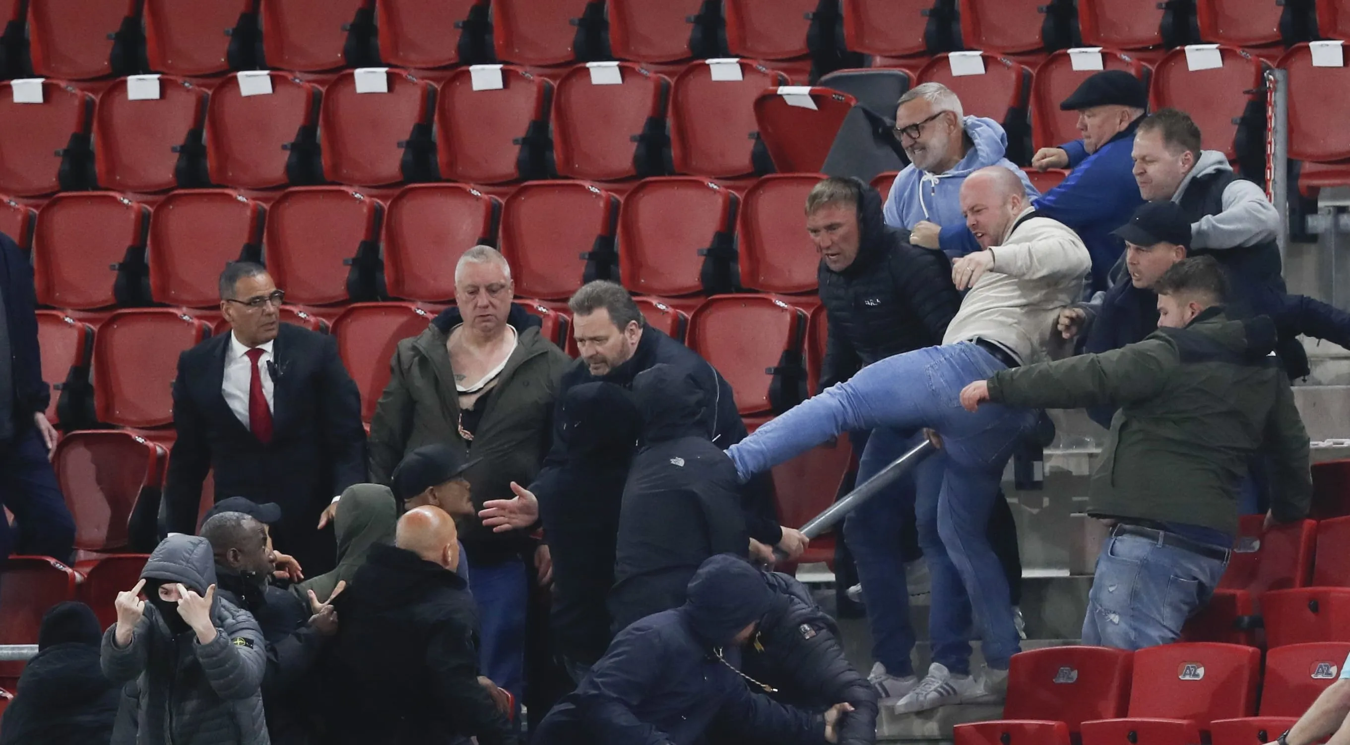 Torcedores mascarados do AZ tentaram invadir o setor das arquibancadas onde estavam as fam&iacute;lias dos jogadores do West Ham