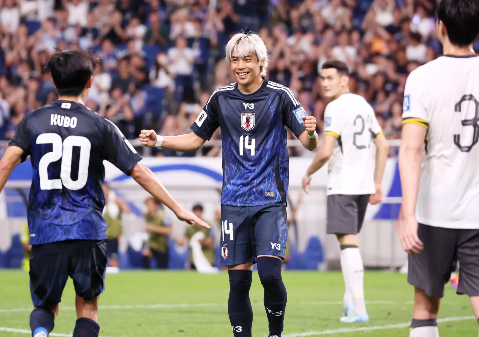 Kubo e Ito comemoram gol do Jap&atilde;o contra a China