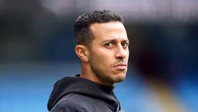 Thiago Alc&acirc;ntara e mais 9: veja a lista de dispensa do Liverpool na janela de transfer&ecirc;ncias