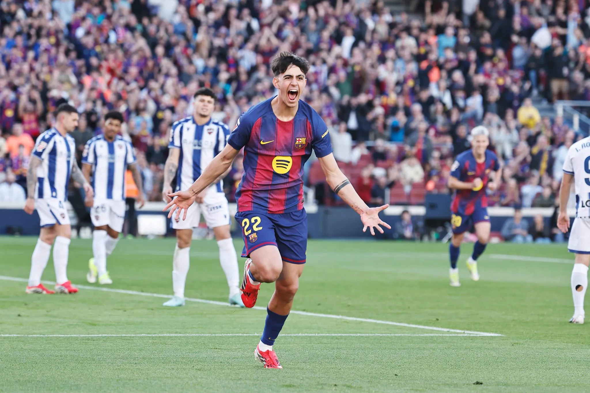 Marc Bernal celebra gol pelo Barcelona