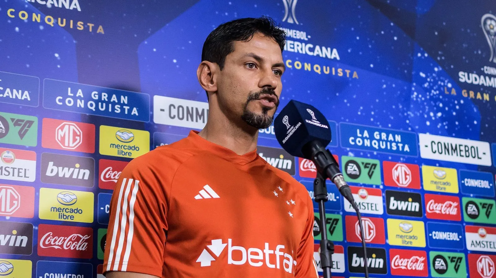 Mois&eacute;s celebra vit&oacute;ria chave na Sul-Americana e faz promessa sobre base do Cruzeiro