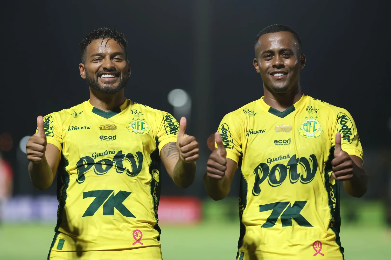 Reinaldo e Carlos Eduardo vibram com gol sobre o S&atilde;o Paulo