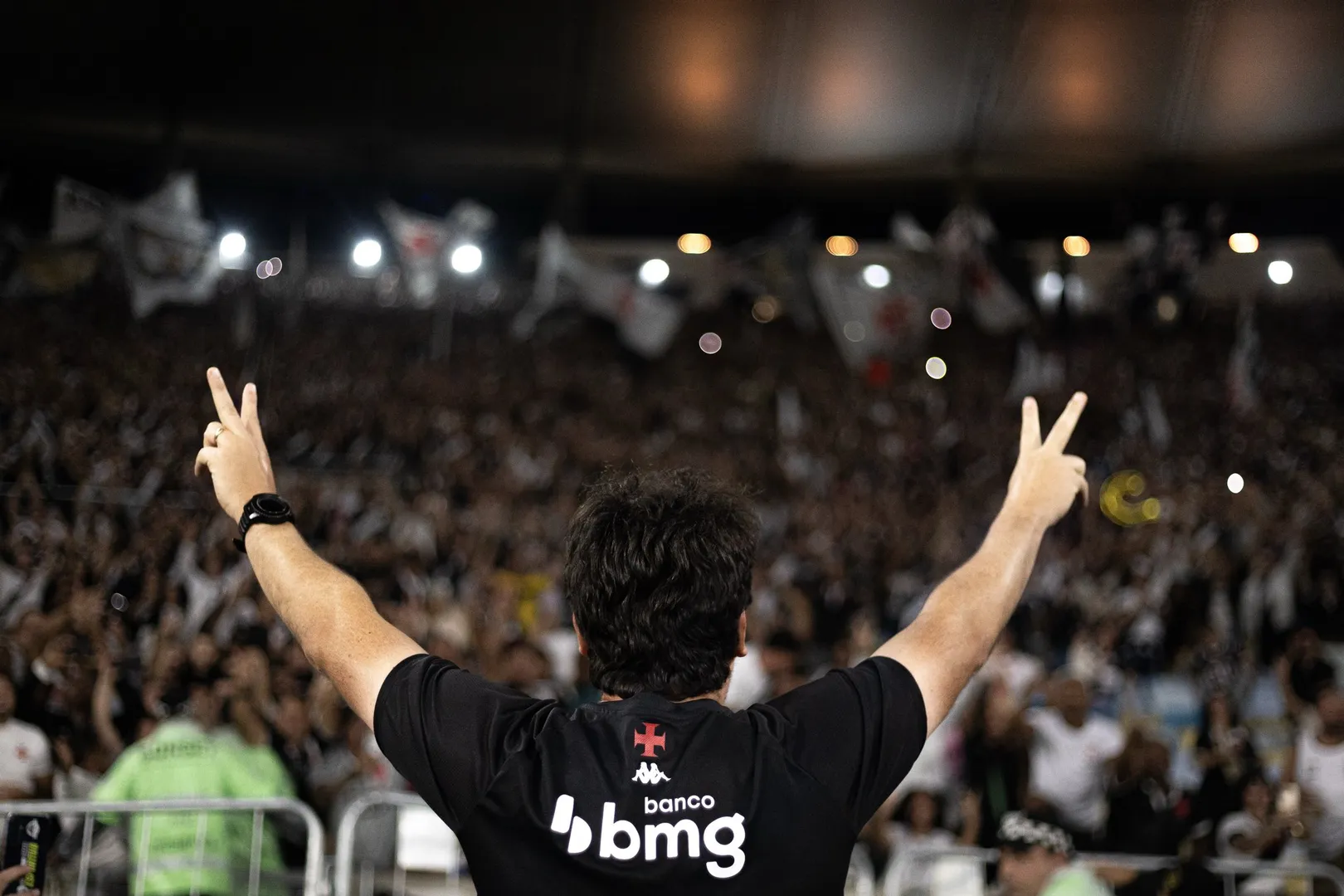 O t&eacute;cnico Fernando Diniz comemora com a torcida do Vasco no Maracan&atilde;