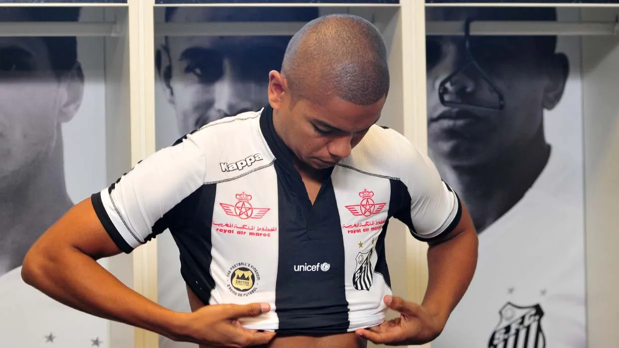 O Santos apresentou o seu novo uniforme com o branco tradicional, mas com diferen&ccedil;as no uniforme reserva
