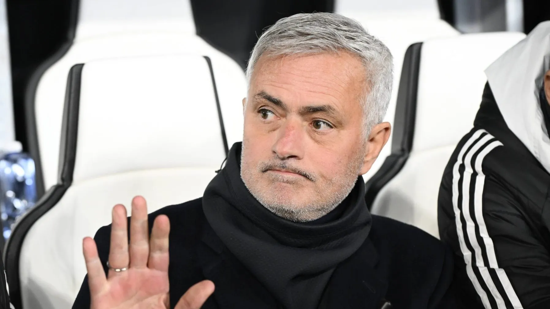 &lsquo;Hip&oacute;crita! Mourinho tem jogadores negros no Benfica. Como eles devem se sentir?&rsquo;