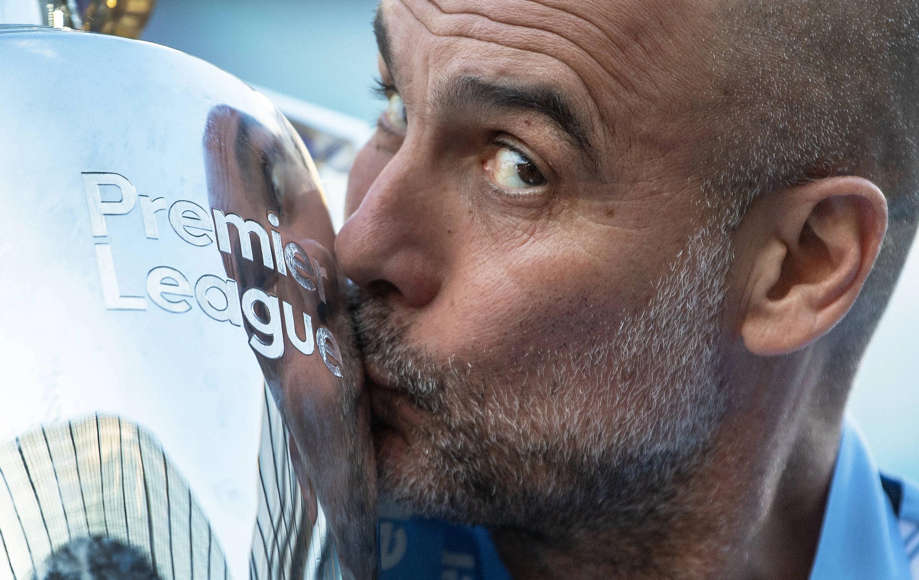 Guardiola beija ta&ccedil;a da Premier League do Manchester City