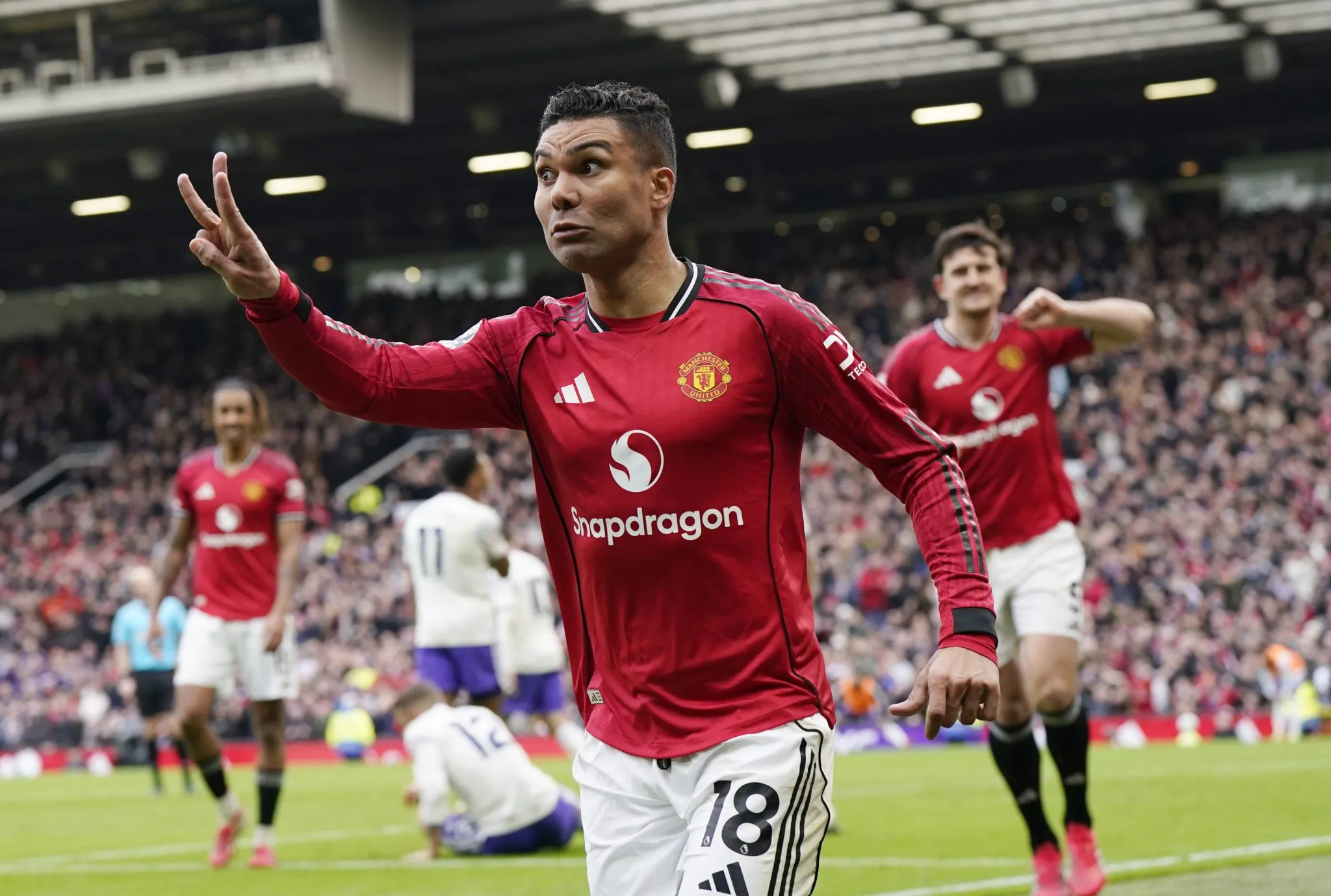 De sa&iacute;da do Manchester United, Casemiro entra na mira de tr&ecirc;s clubes