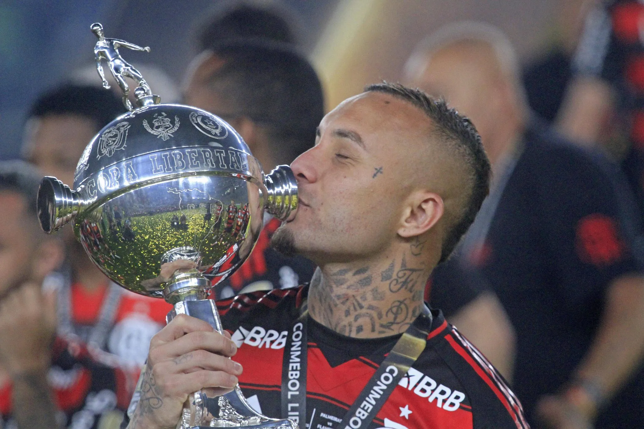 Everton Cebolinha, do Flamengo, beija a ta&ccedil;a da Copa Libertadores