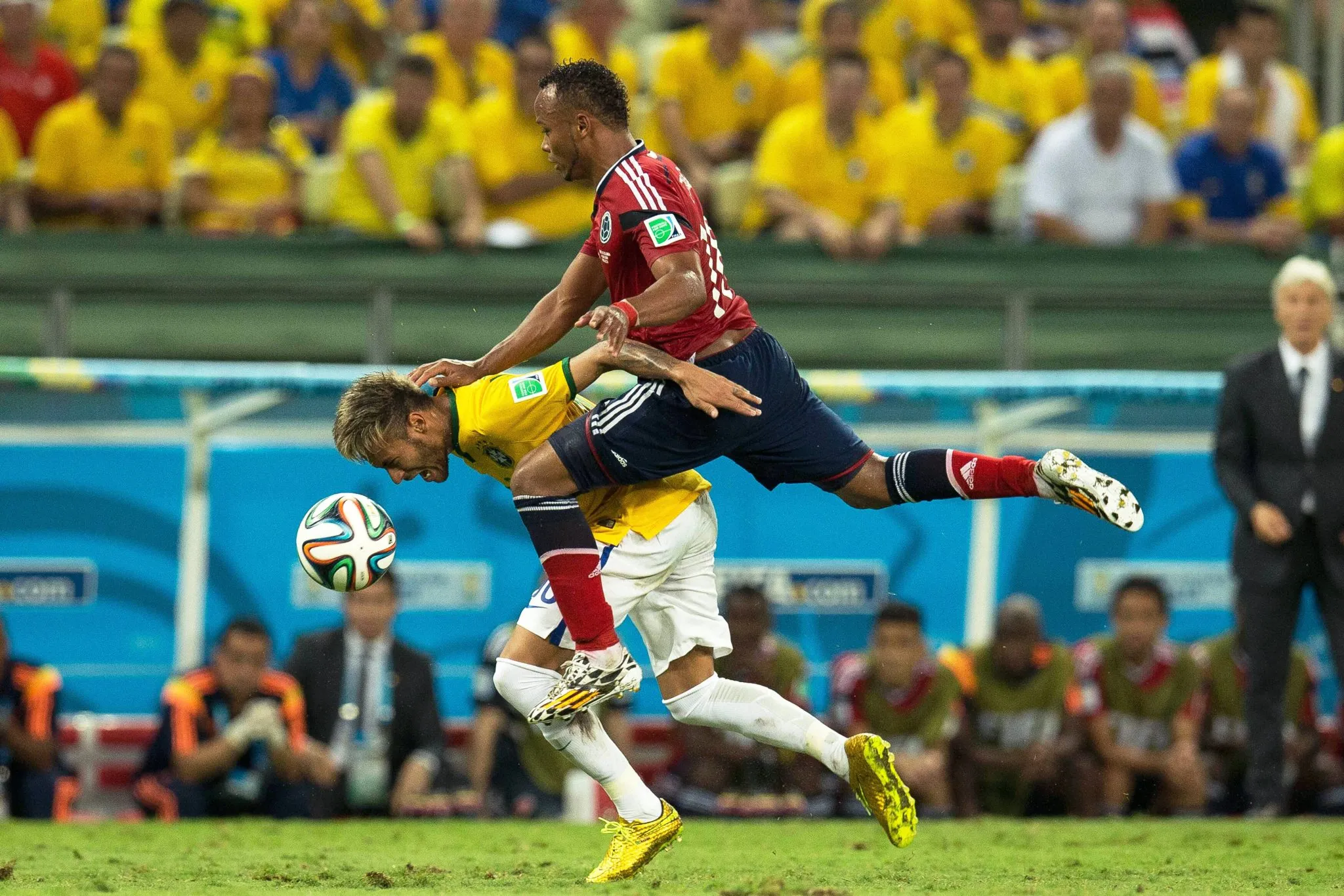 Neymar sofre falta de Zu&ntilde;iga em Brasil x Col&ocirc;mbia na les&atilde;o que o tiraria da Copa do Mundo de 2014