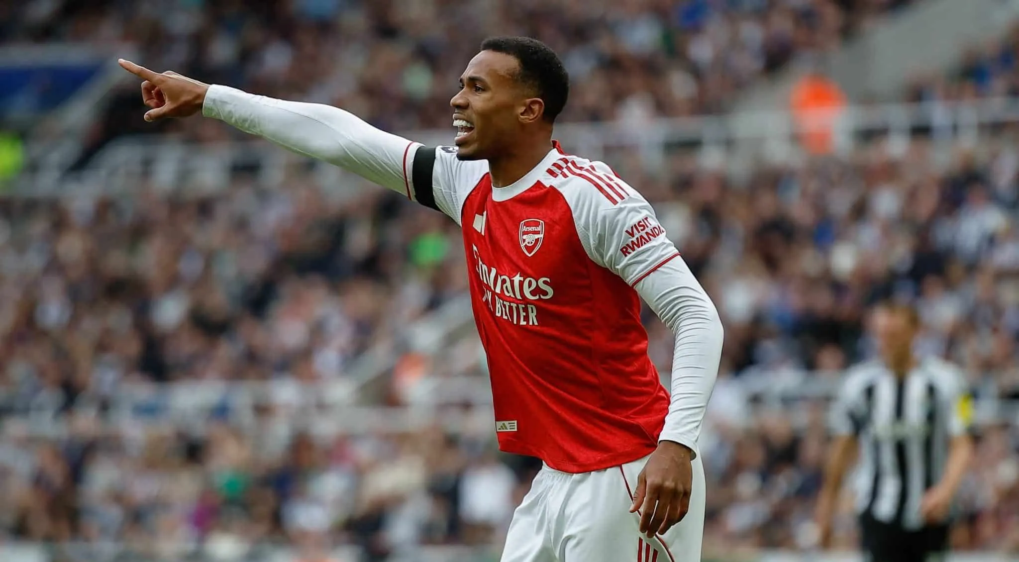Arsenal supera pol&ecirc;mica e &lsquo;muralha&rsquo; do Newcastle para colar no Liverpool na tabela
