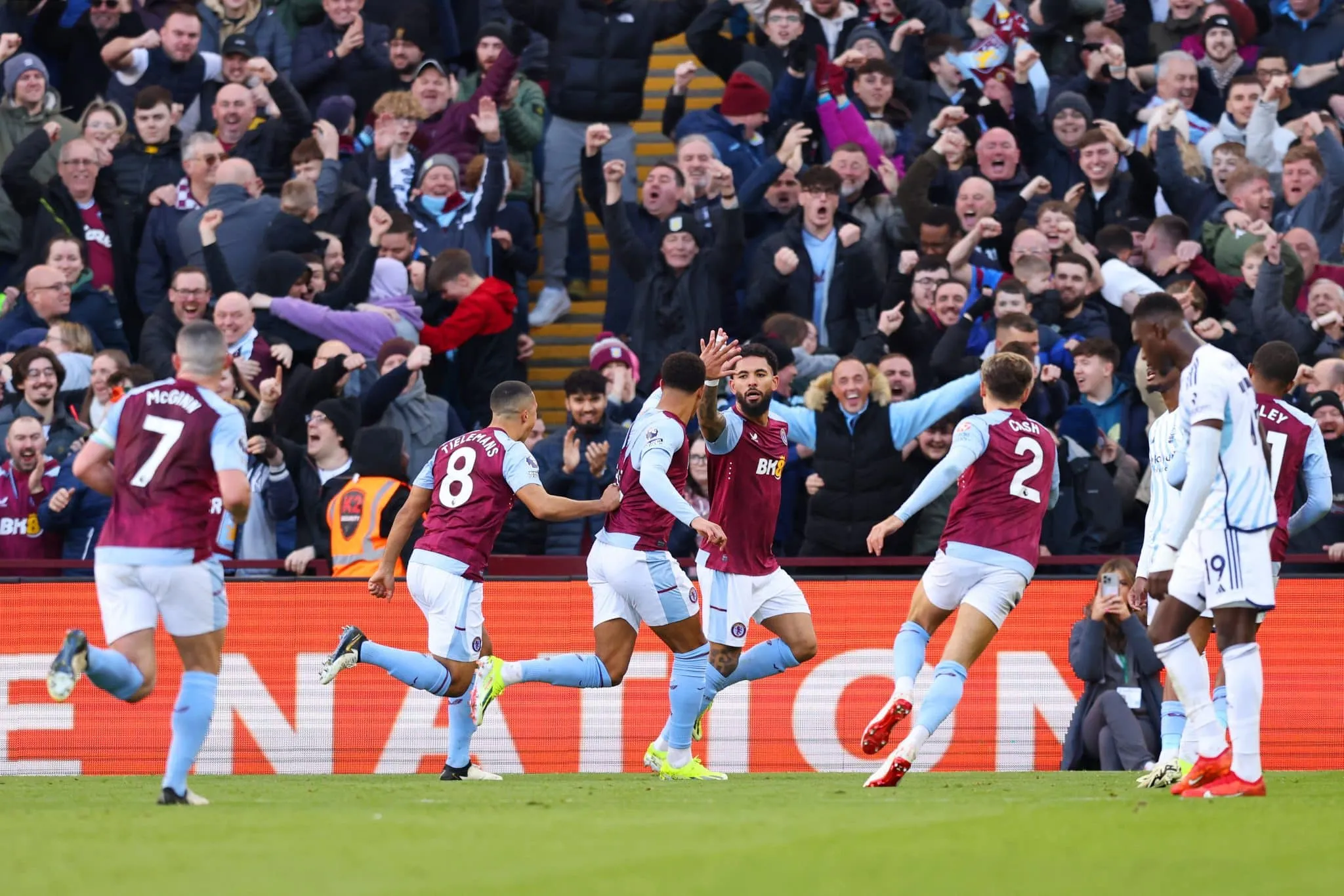 Aston Villa amea&ccedil;a construir goleada, leva susto, mas vence Nottingham Forest sem maiores problemas