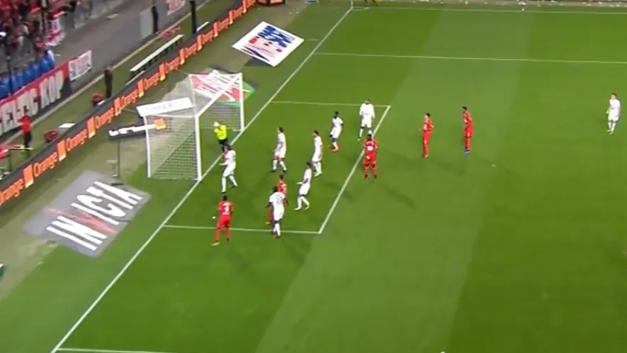 Deu tilt? Tecnologia valida um gol absurdo a favor do Rennes