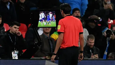 Por que os clubes ingleses recusaram o uso do VAR na Premier League?
