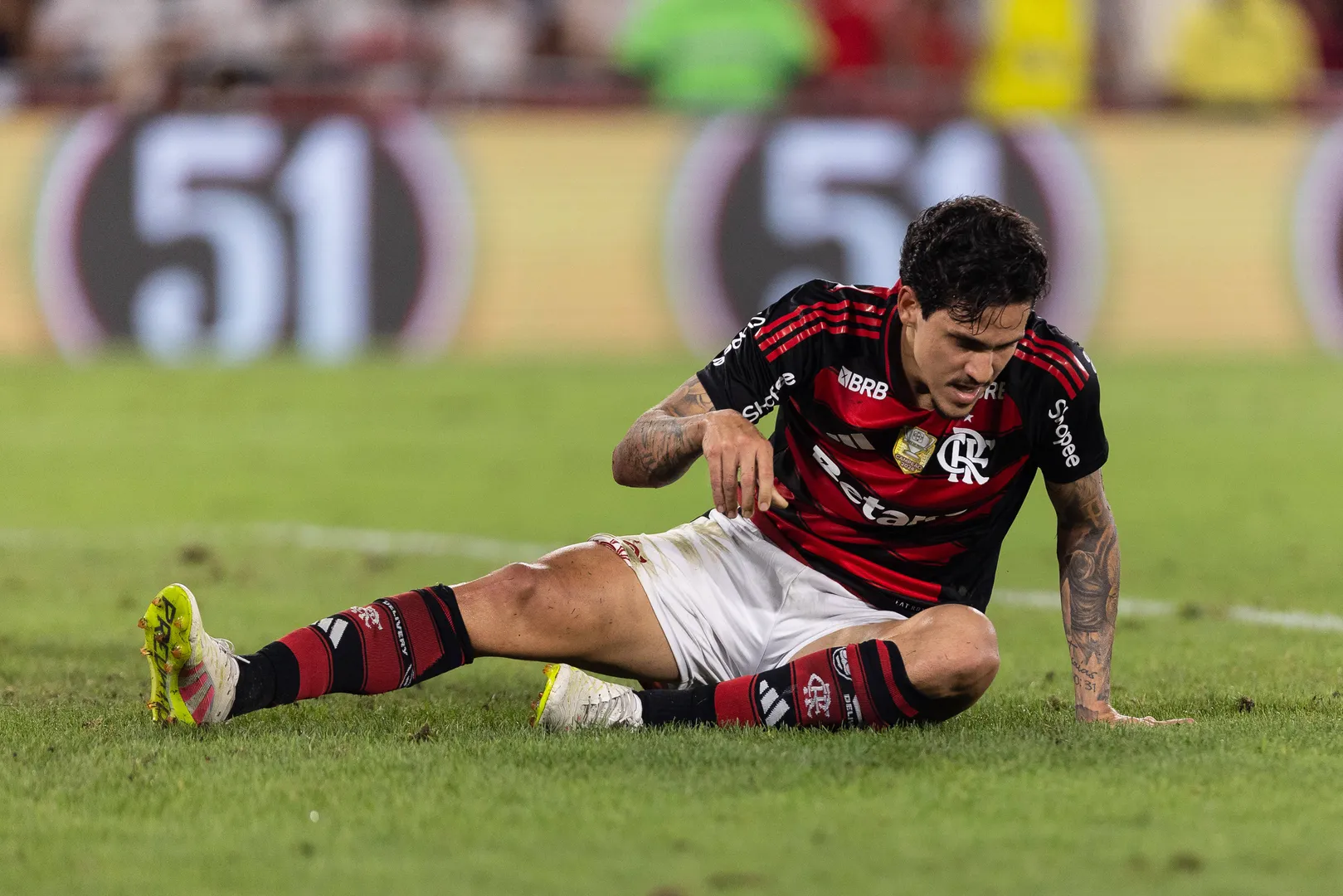 Pedro ca&iacute;do no gramado