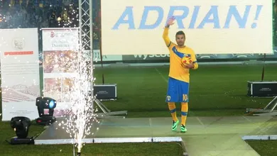 Mutu voltou &agrave; Rom&ecirc;nia e teve uma recep&ccedil;&atilde;o t&atilde;o espetacular quanto a de Ronaldo no Brasil