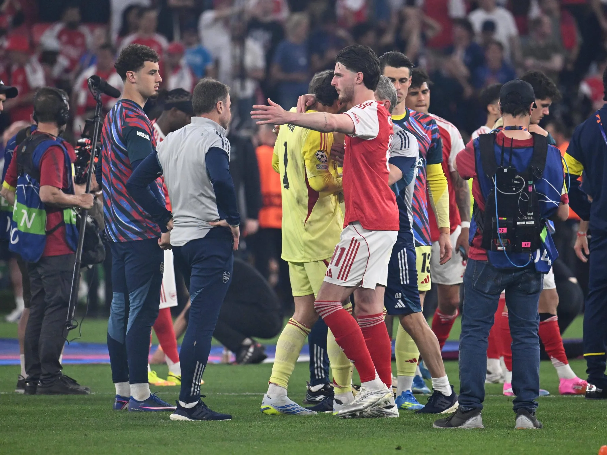 Declan Rice consola companheiros ap&oacute;s apito final. Foto: IMAGO/SPORT PICTURES
