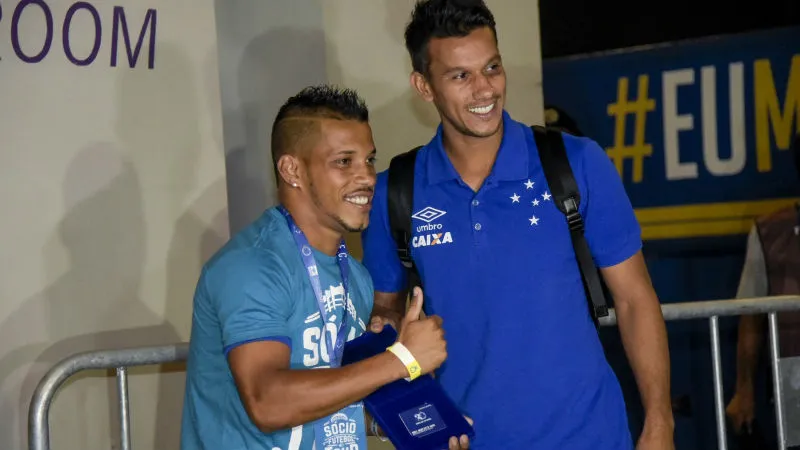 Ap&oacute;s dar camisas, Henrique entrega cart&atilde;o de s&oacute;cio-torcedor a gari fan&aacute;tico pelo Cruzeiro