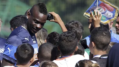 Balotelli n&atilde;o liga para cr&iacute;ticas enquanto for amado pelas crian&ccedil;as