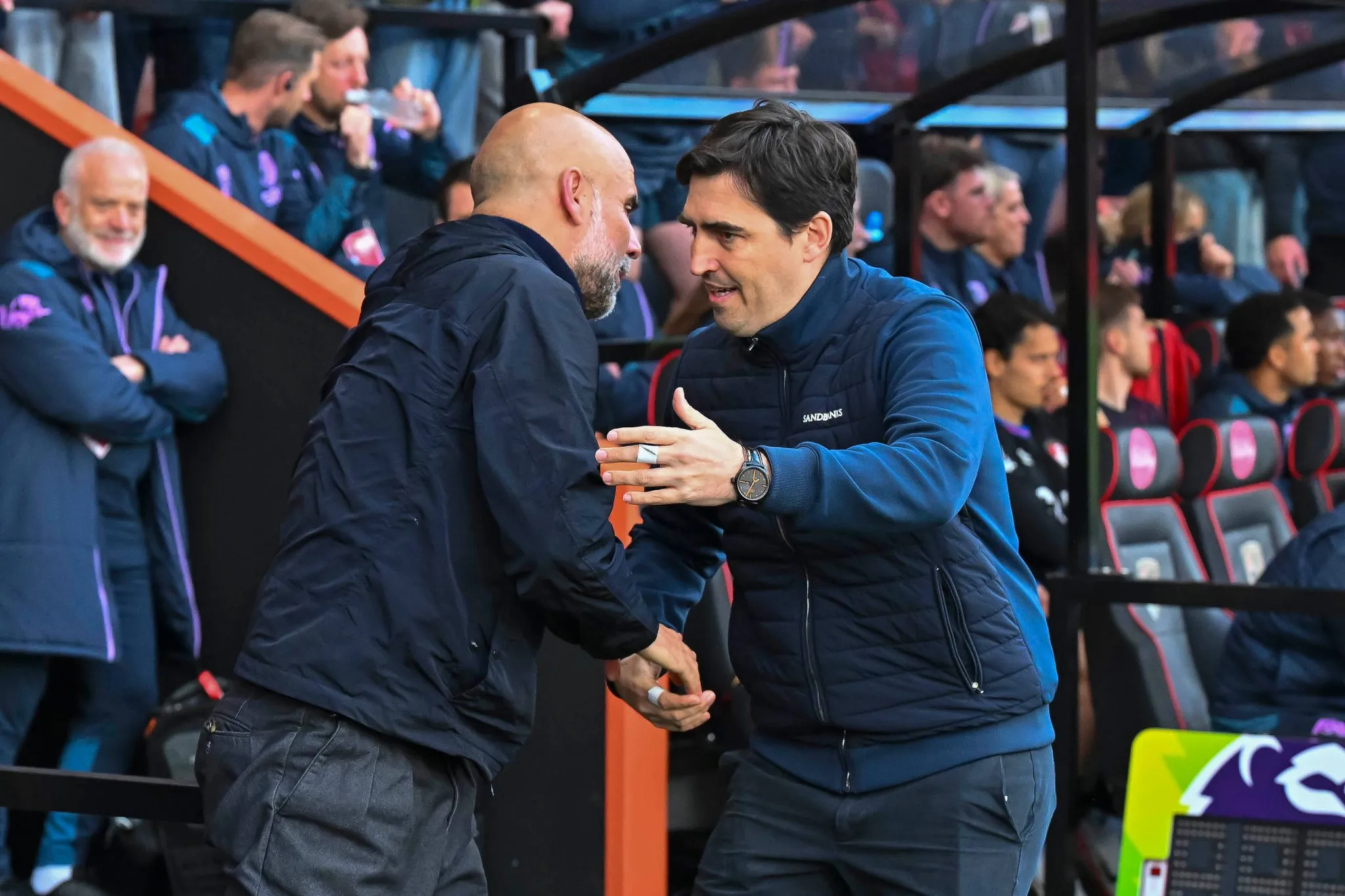 Iraola e Guardiola se cumprimentam