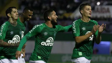 O foguete de Arthur j&aacute; &eacute; candidato &agrave; lista de gols mais bonitos do Brasileir&atilde;o